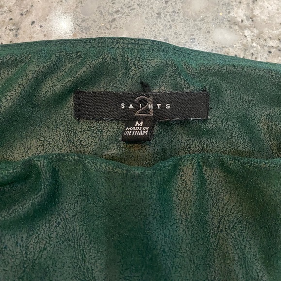 2 SAINTS Medium faux wax shimmer stretch legging pant green EUC - Picture 4 of 7